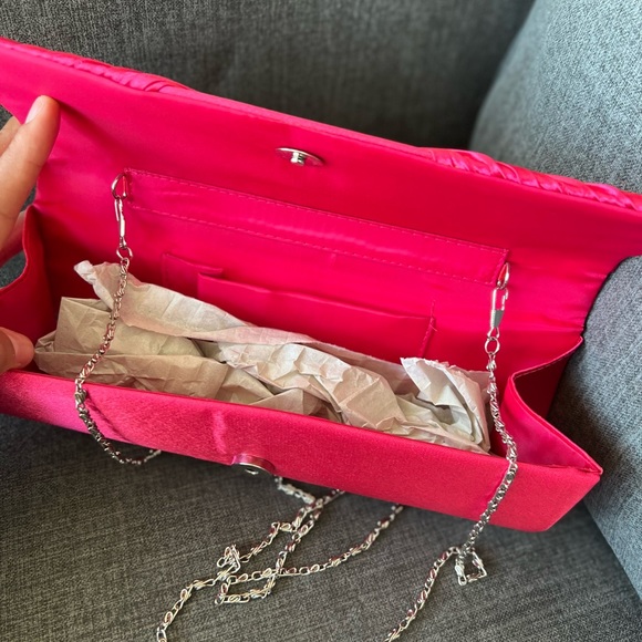Elegant vintage hot pink clutch with diamanté detail and silver chain - Picture 5 of 6